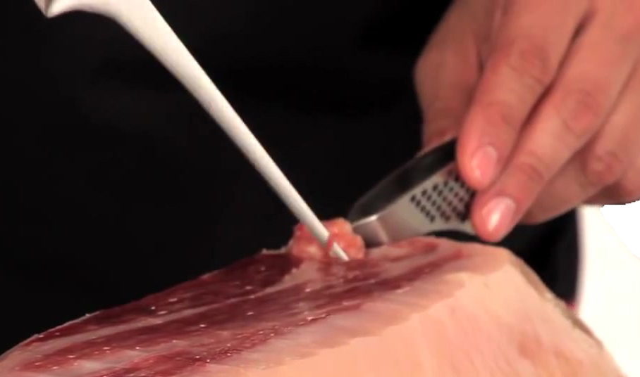 Separar la carne del jamón del hueso